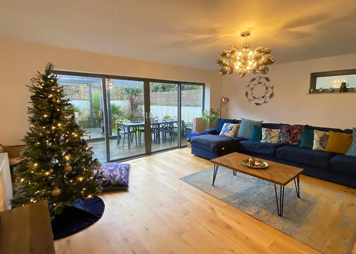 Tregenna House - St Ives, A Beautiful Newly Refurbished 4 Bedroom Family Town House With Alfresco Dining Garden And Private Parking Spaces