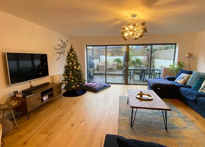 Tregenna House - St Ives, A Beautiful Newly Refurbished 4 Bedroom Family Town House With Alfresco Dining Garden And Private Parking Spaces